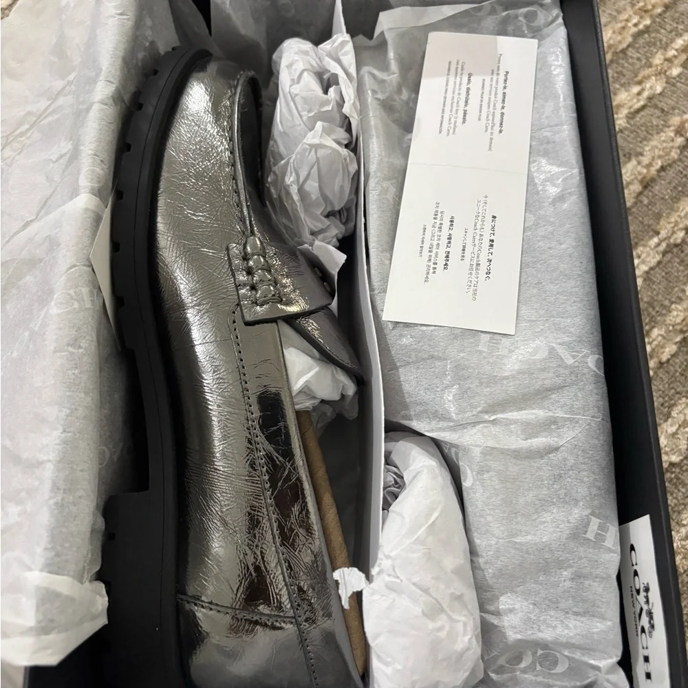 Coach‎ Jocelyn Crinkle Leather Logo Silver Loafers Size 6 NWT